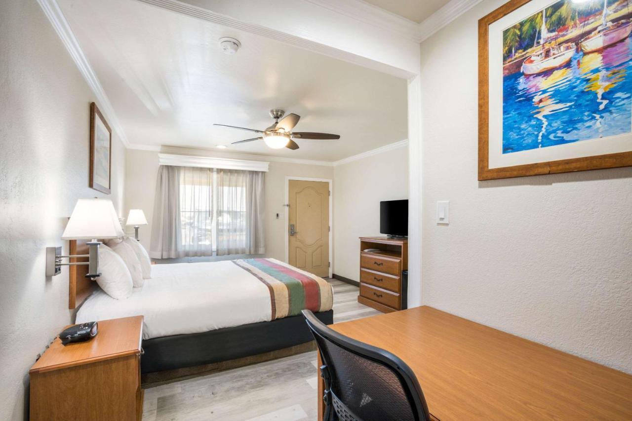 Rodeway Inn At خليج مورو المظهر الخارجي الصورة