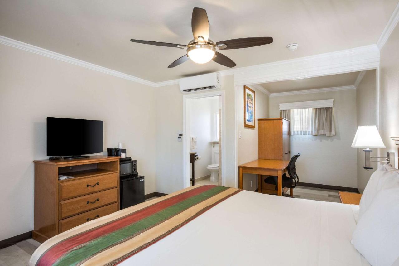 Rodeway Inn At خليج مورو المظهر الخارجي الصورة
