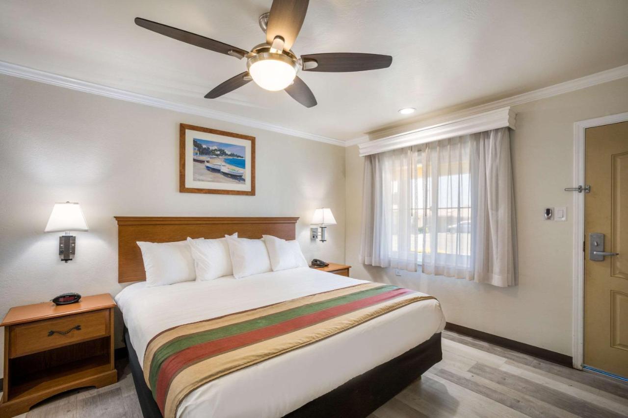 Rodeway Inn At خليج مورو المظهر الخارجي الصورة