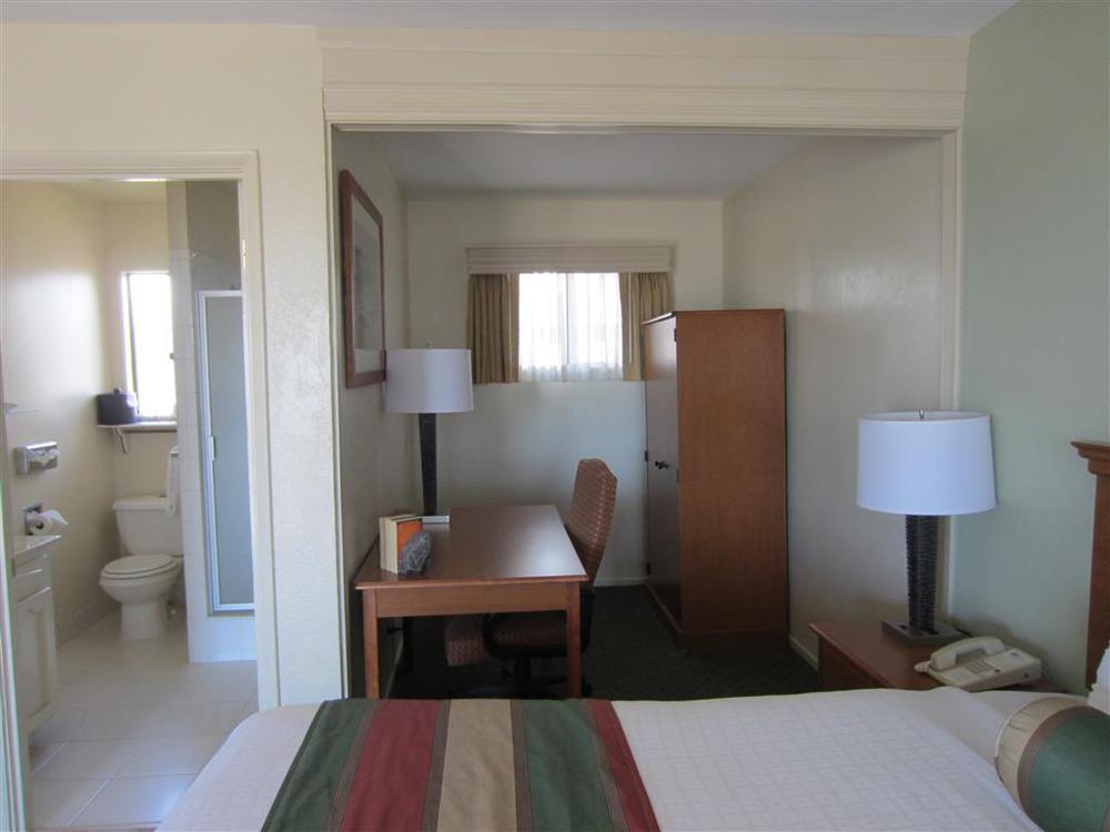Rodeway Inn At خليج مورو المظهر الخارجي الصورة