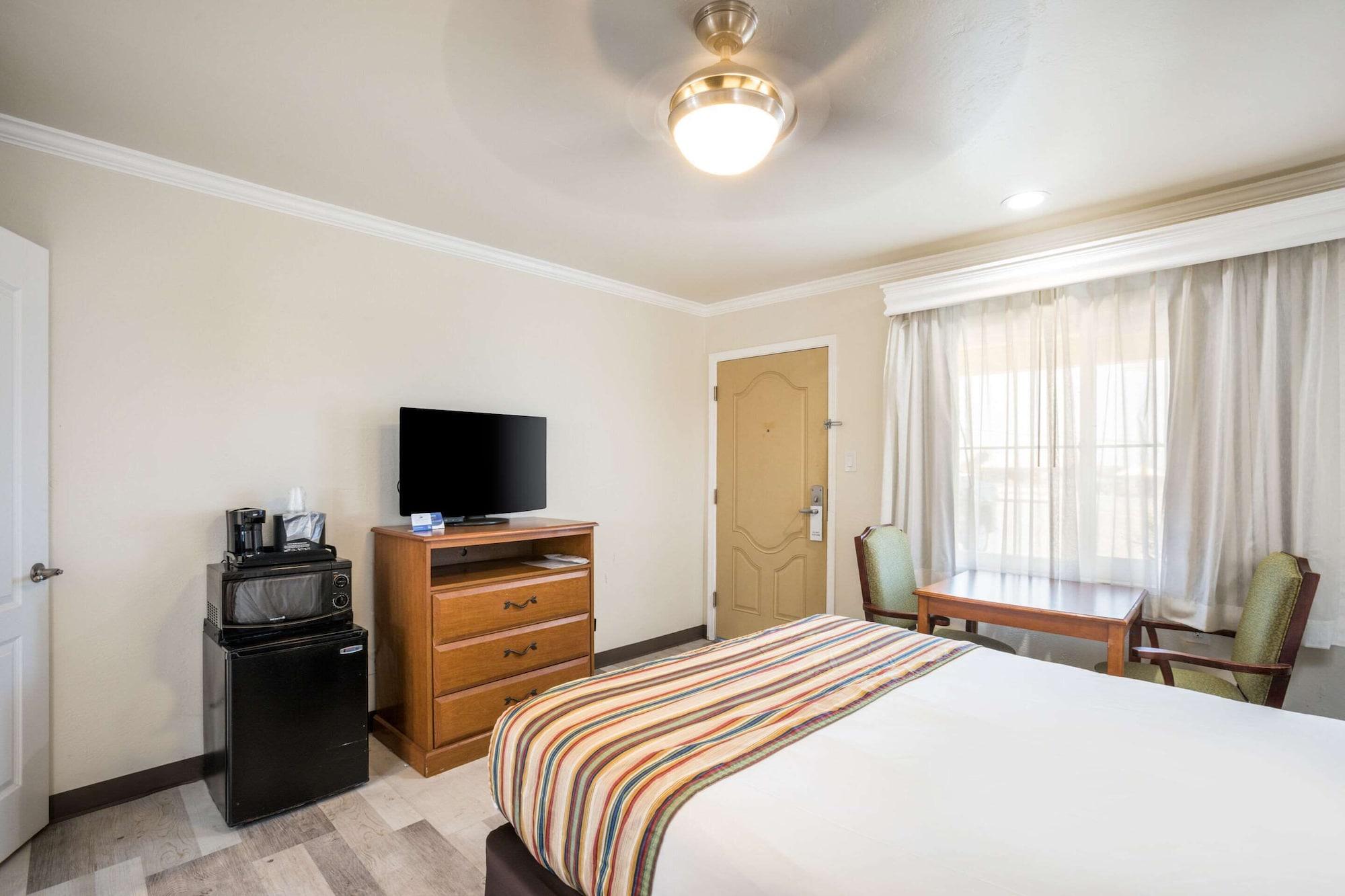 Rodeway Inn At خليج مورو المظهر الخارجي الصورة